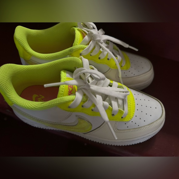 Nike Kids Sneakers in White and Neon Yellow - Picture 3 of 8